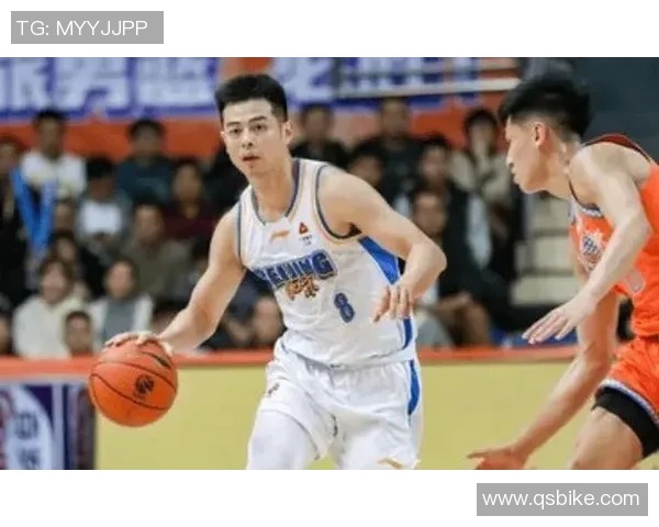 方硕的篮球之路：从青涩少年到赛场明星的成长历程与心路历程